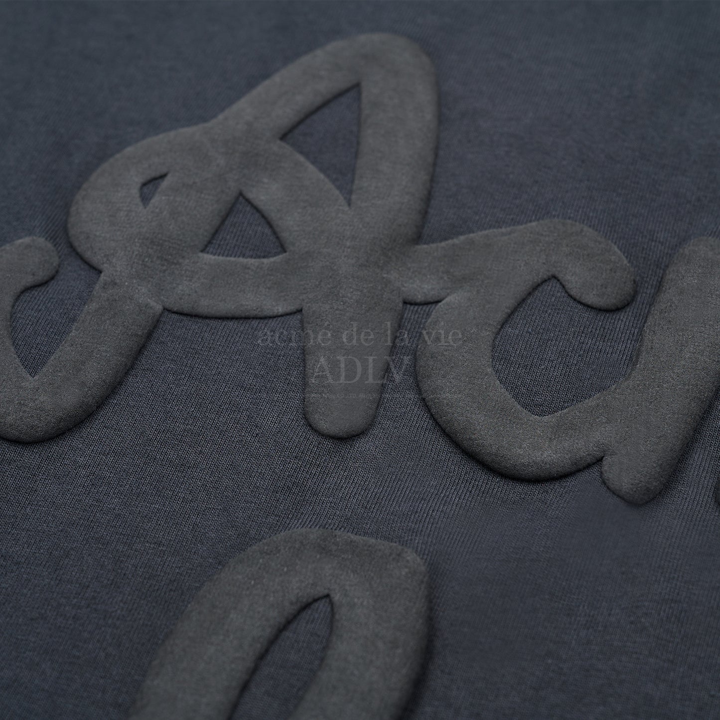 [acmé de la vie] Embossing Script Logo Short Sleeve T-Shirt Charcoal