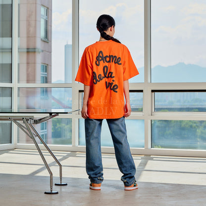[acmé de la vie] Embossing Script Logo Short Sleeve T-Shirt Orange
