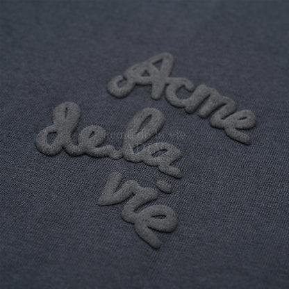 [acmé de la vie] Embossing Script Logo Short Sleeve T-Shirt Charcoal