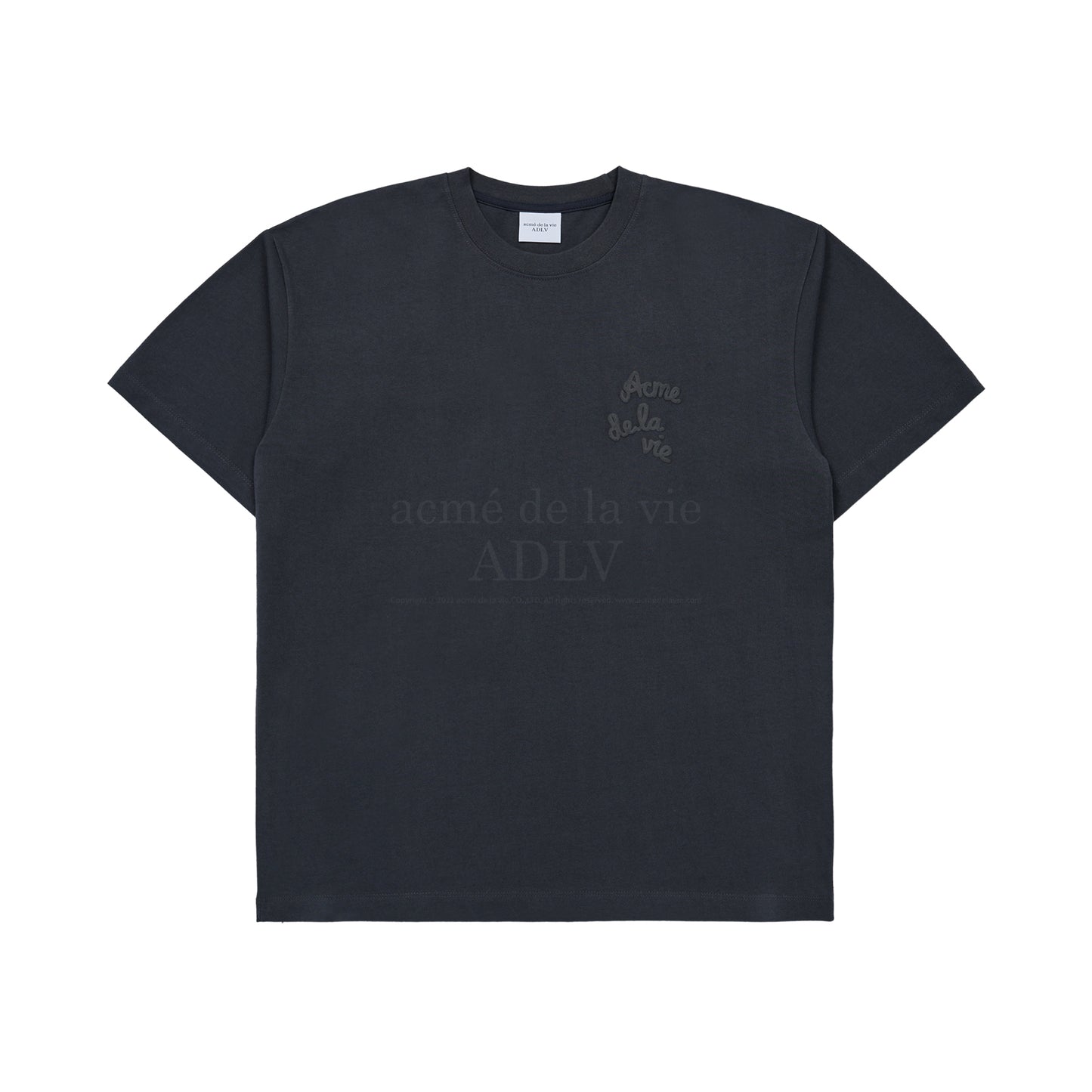 [acmé de la vie] Embossing Script Logo Short Sleeve T-Shirt Charcoal