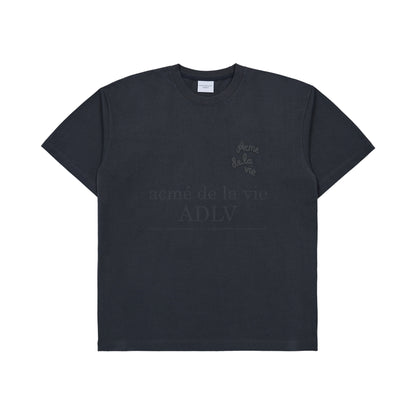 [acmé de la vie] Embossing Script Logo Short Sleeve T-Shirt Charcoal