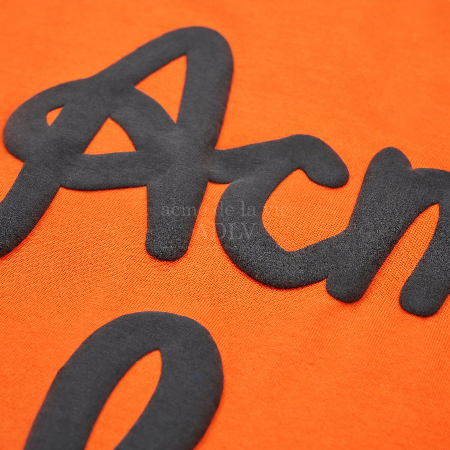 [acmé de la vie] Embossing Script Logo Short Sleeve T-Shirt Orange